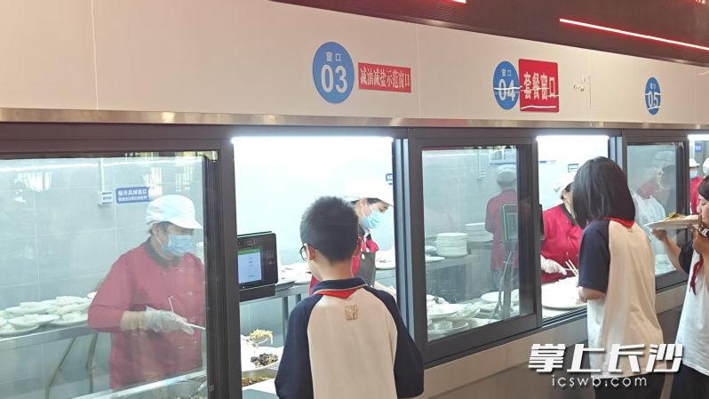 長郡麓谷中學(xué)設(shè)置了減鹽減油示范窗口,，每道菜品依據(jù)膳食科學(xué)準(zhǔn)則定制,。