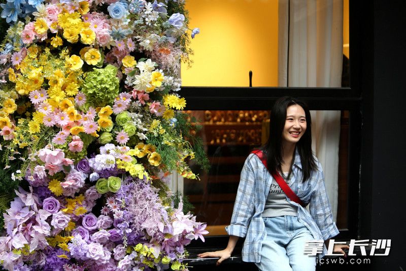 游客在潮宗街拍照打卡,。 均為長(zhǎng)沙晚報(bào)全媒體記者賀文兵攝