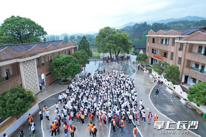 大圍山下,，云霧繚繞,，600余名北京師生齊聚張坊鎮(zhèn)鄉(xiāng)村振興非遺就業(yè)工坊，感受貫穿于吃穿住行中的非遺項(xiàng)目,。 均為長沙晚報(bào)全媒體記者李鋒攝
