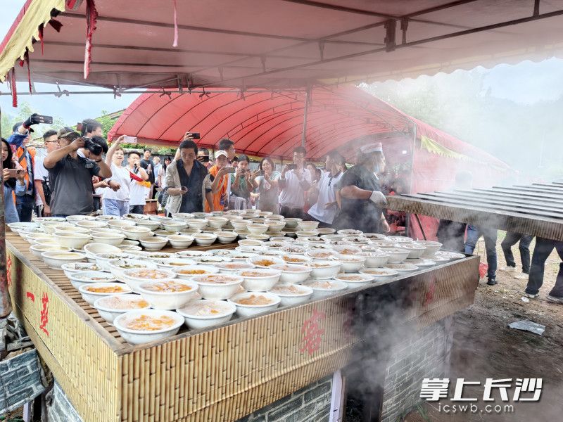 客家第一蒸，百余道蒸菜齊出鍋,，是學(xué)生們的瀏陽印象之一——非遺不僅好玩,，也可以好吃,。
