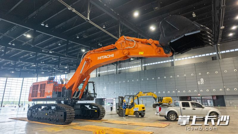 日立建機(jī)將展示多款礦山液壓挖掘機(jī)。 長沙晚報(bào)全媒體記者 鄧迪 攝