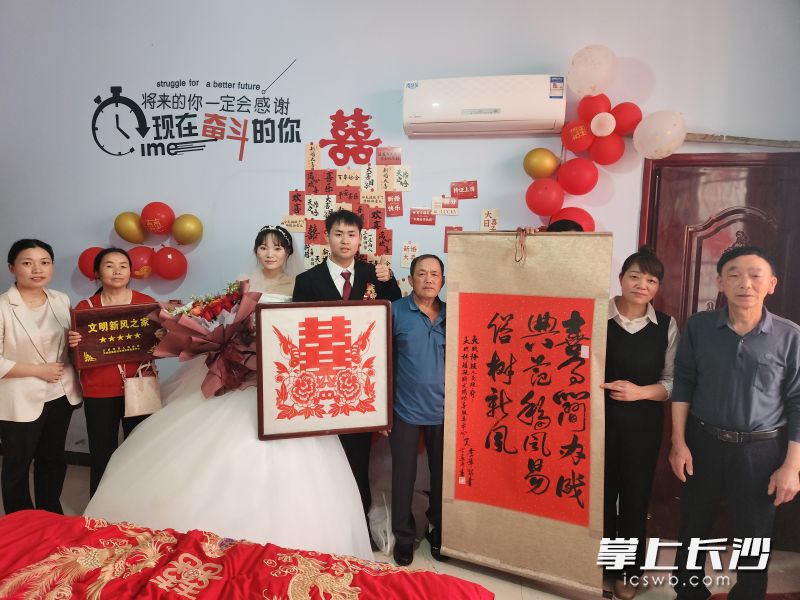 大成橋鎮(zhèn)為婚事新辦的家庭送上“文明新風(fēng)之家”牌匾。 受訪者供圖