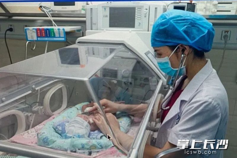 2年前的5月,，新生兒科主任、主任醫(yī)師廖建蘭在精心照護(hù)早產(chǎn)的小寶寶,。