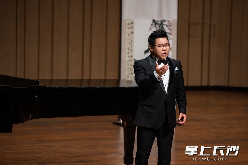 男高音歌唱家張喜秋表演。