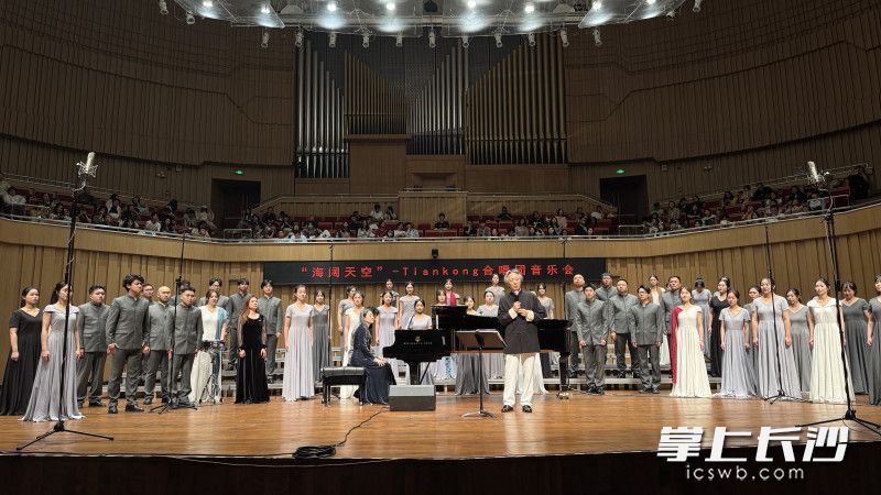 音樂(lè)廳樓上樓下座無(wú)虛席。均為通訊員供圖
