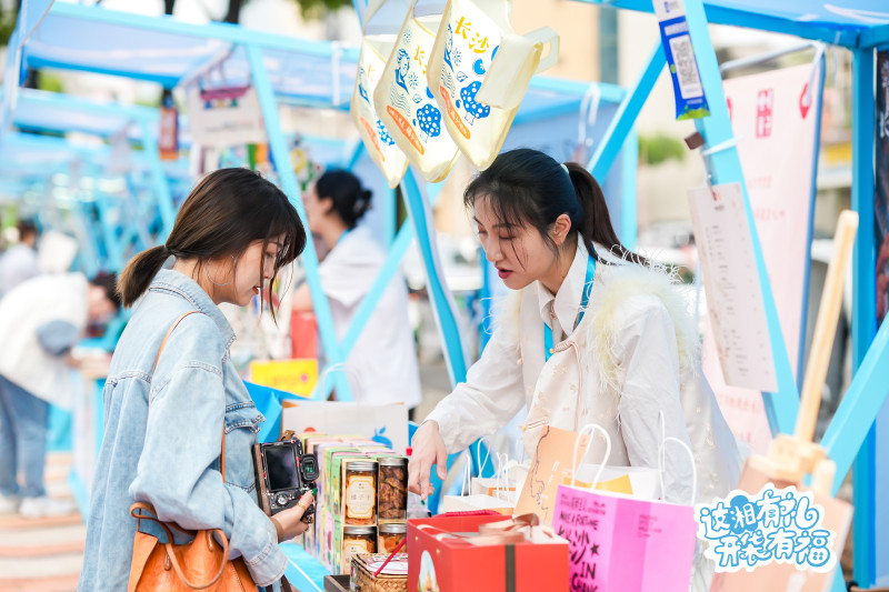 長(zhǎng)沙青年創(chuàng)業(yè)文化市集上，李慧欣的“換茶子”系列吸引了年輕人的喜愛(ài),。