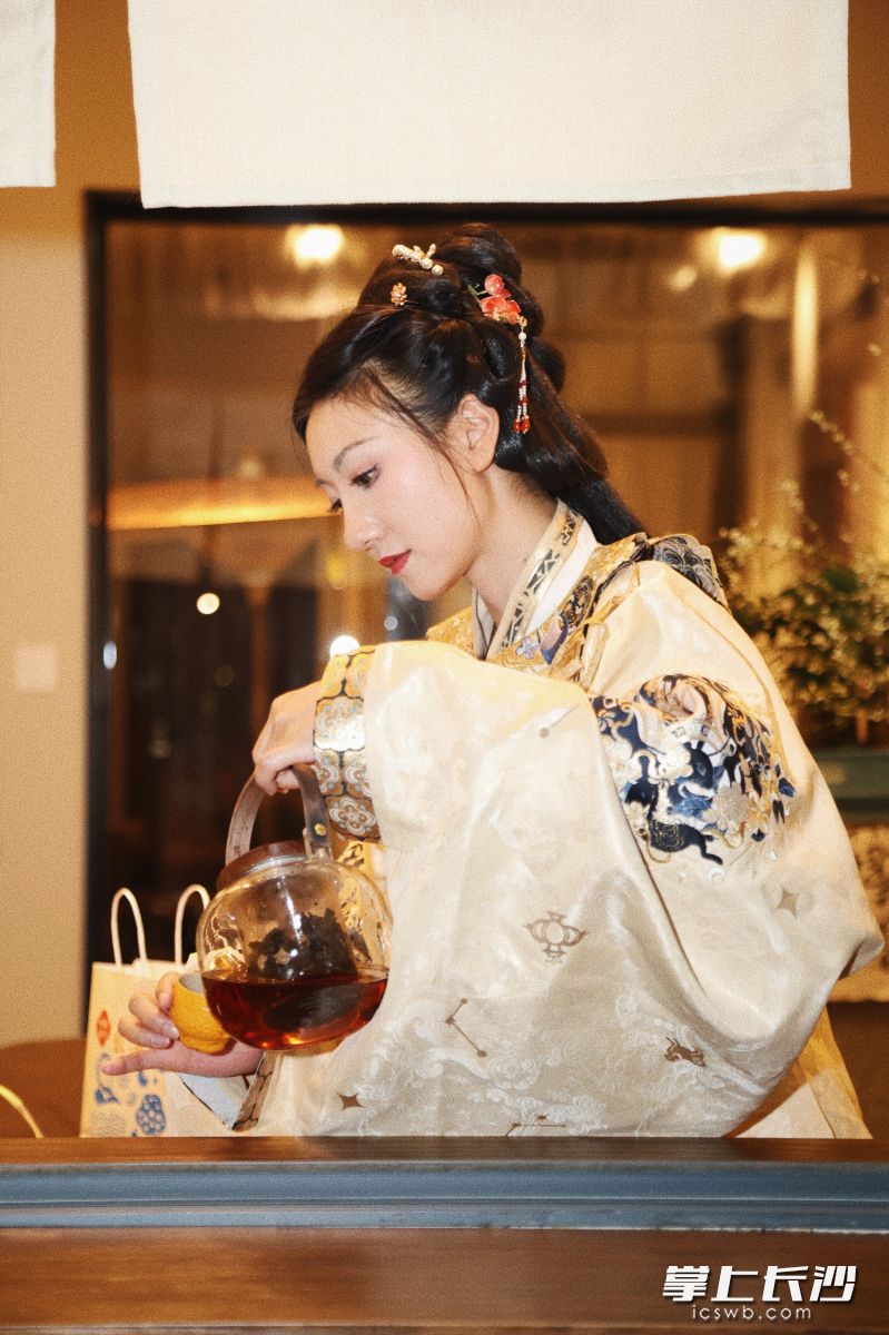 李慧欣穿上漢服，在潮宗街的小院里給客人斟茶上“換茶子”，還原湘式下午茶風(fēng)雅,。 均為長(zhǎng)沙晚報(bào)全媒體記者李卓攝