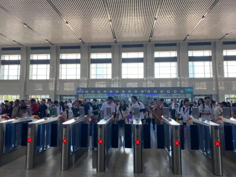 “五一”期間,，等待通過檢票閘機(jī)、準(zhǔn)備乘坐長株潭城際鐵路的乘客,。圖片來源于“湖南城際”公眾號(hào)