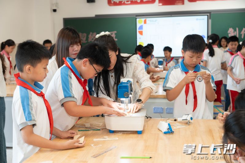 雷鋒匯智實(shí)驗(yàn)小學(xué)的同學(xué)們?cè)谏稀俺?jí)工匠”課。