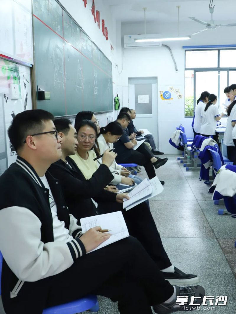 學(xué)校校長、學(xué)校督評室成員隨機推門聽課,。