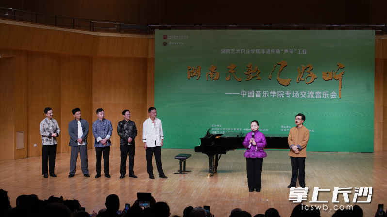 著名女高音歌唱家,、中國音樂學(xué)院聲樂歌劇系主任吳碧霞教授蒞臨現(xiàn)場指導(dǎo)。