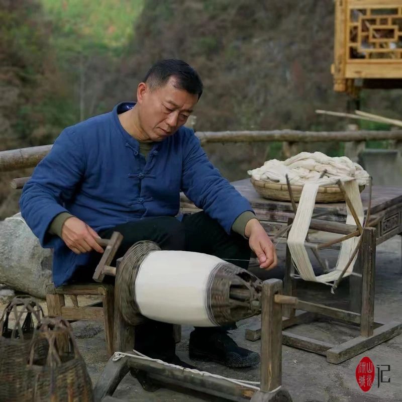 彭南科在湘西古丈縣自家的小院里進(jìn)行視頻拍攝。圖源：長沙晚報