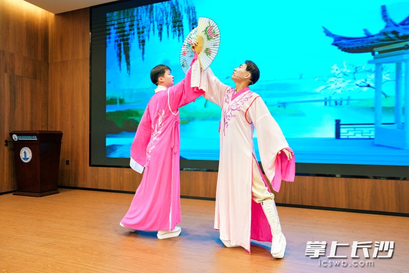 盛景雄老師與搭檔現(xiàn)場演繹梁祝經(jīng)典橋段《十八相送》,。
