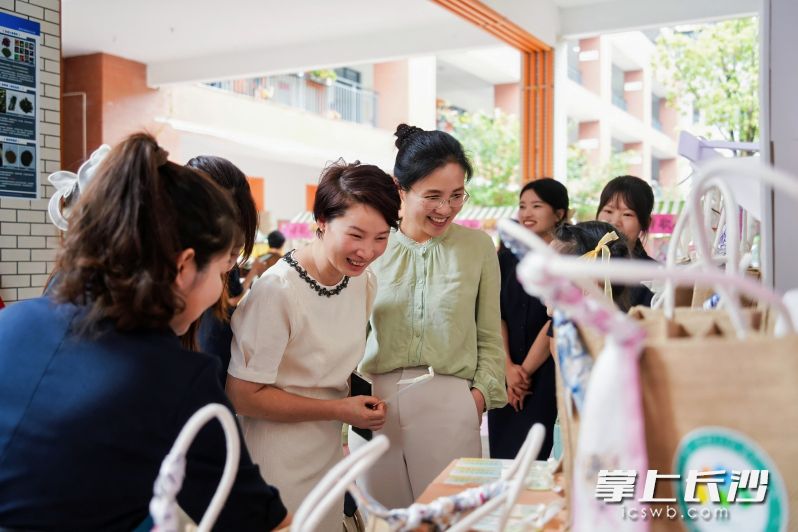 西雅博才小學(xué)校園內(nèi),，一個(gè)個(gè)“詩歌小鋪”引起了與會(huì)嘉賓的關(guān)注。 均為長沙晚報(bào)通訊員胡賽花供圖