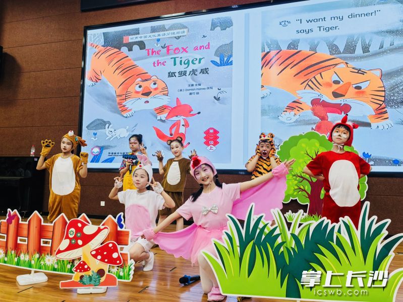 同學(xué)們用流利的英語,、精美的道具、投入的動作,，生動演繹了《愚公移山》《狐假虎威》《聞雞起舞》等故事,。