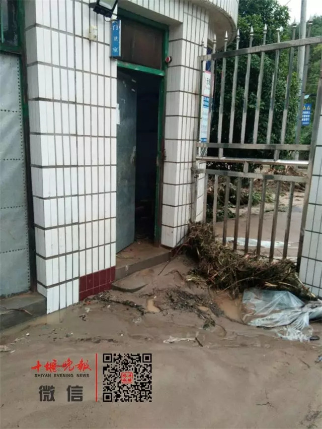 洪水過后,，校門口的門衛(wèi)室