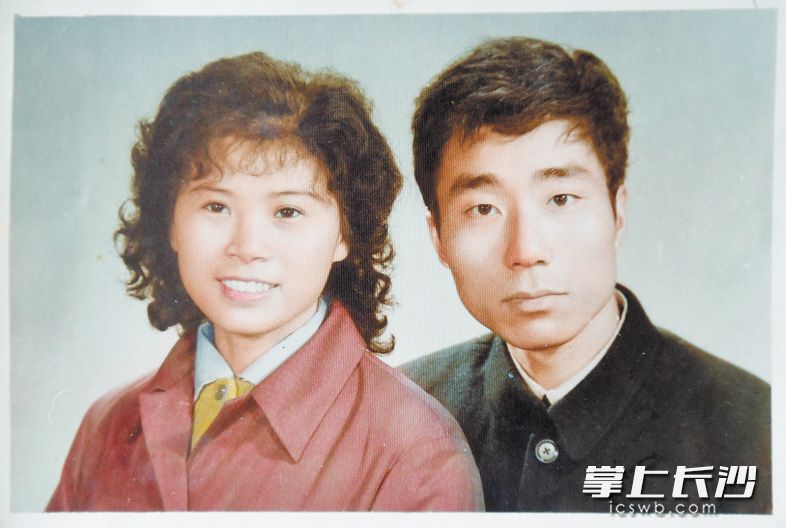 李漢森和妻子劉愛國,。