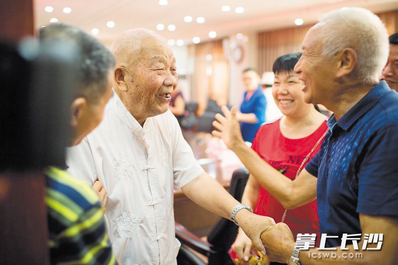 8月16日,，甘厚美(左二)與文家市煤礦下屬的小源沖煤礦的老同事回憶當(dāng)年工作中的故事,。 長沙晚報(bào)全媒體記者 黃啟晴 攝