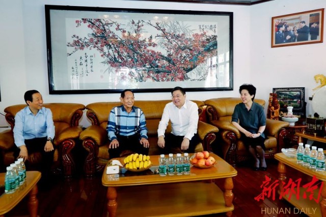 省委書記杜家毫,，省委副書記,、省長許達(dá)哲一行看望袁隆平院士