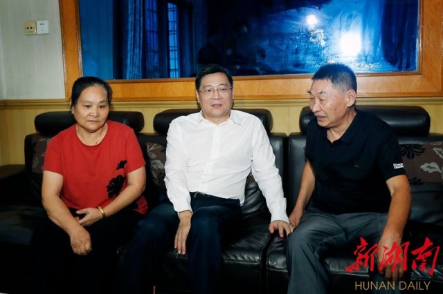 杜家毫與張超烈士父母親切交談。