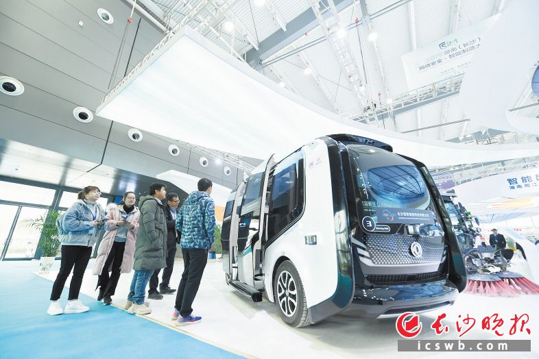 在湖南湘江新區(qū)智能網(wǎng)聯(lián)汽車產(chǎn)業(yè)展上,，5G智能網(wǎng)聯(lián)車吸引了不少觀展商圍觀,。