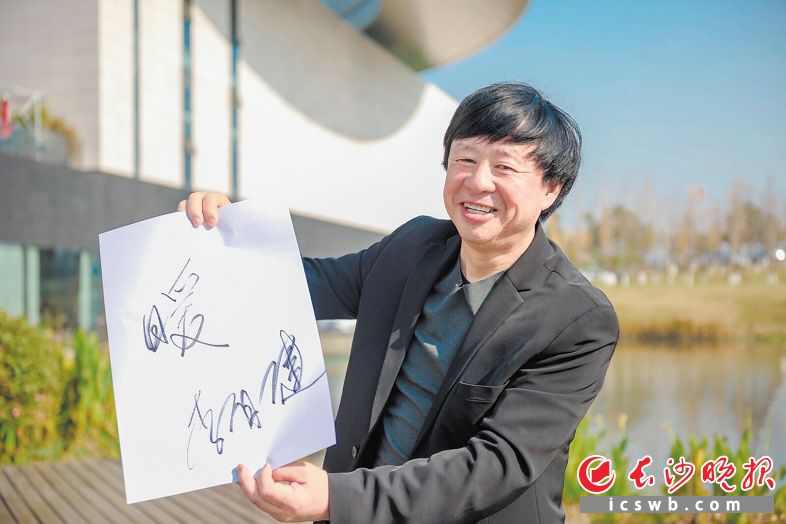 　李自健推薦“暖”為2019湖南年度字,。長沙晚報全媒體記者 陳飛 攝