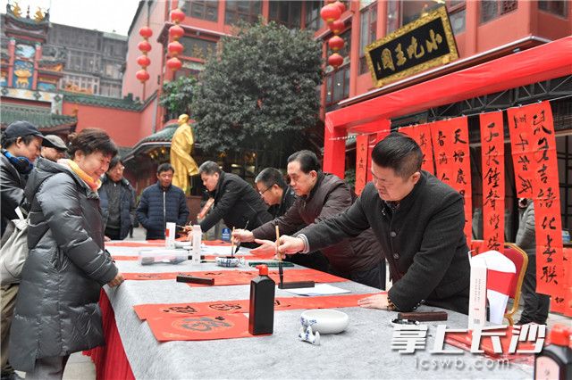 12月30日,，“字述湖湘 祝福祖國”2019湖南年度字、公益新聞事件發(fā)布活動在長沙火宮殿舉行,，書法家們正在寫春聯(lián),，免費贈送給市民。