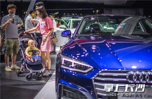 在奧迪展臺(tái),，一位小孩目不轉(zhuǎn)睛的看著一臺(tái)炫酷的小車(chē),。長(zhǎng)沙晚報(bào)全媒體記者記者 鄒麟 攝