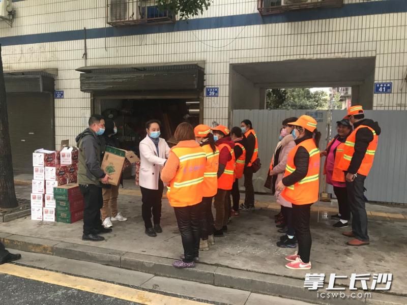 為環(huán)衛(wèi)工人分發(fā)防疫物資的吳飏。