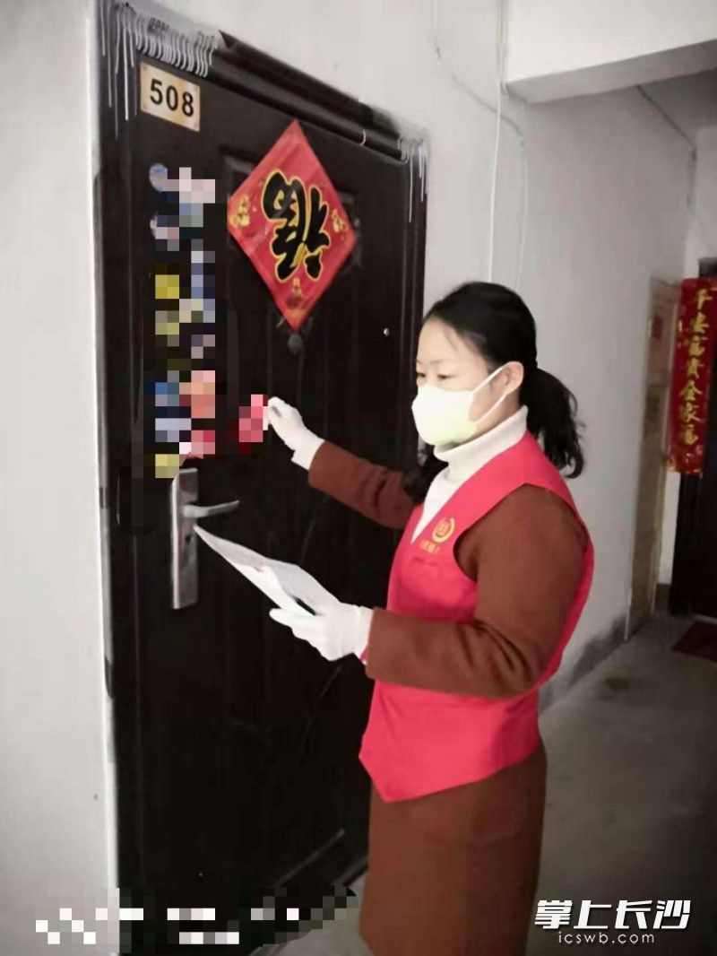 疫情期間上門普查的徐甜甜,。