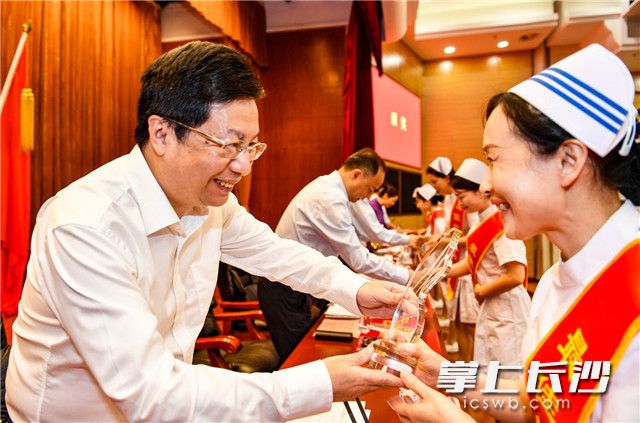 今天下午,，長沙市舉行紀念第109個國際護士節(jié)大會,，為一批優(yōu)秀護理工作者頒獎。長沙晚報全媒體記者 余劭劼 攝