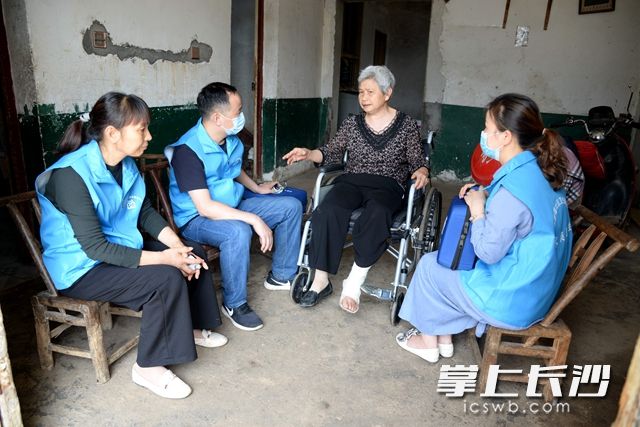 5月18日,，高新區(qū)雷鋒街道社區(qū)衛(wèi)生服務(wù)中心的家庭醫(yī)生團(tuán)隊(duì)，上門提供醫(yī)療服務(wù),。吳夢(mèng)珊 攝