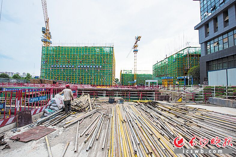 園區(qū)今年把重大項(xiàng)目建設(shè)作為對(duì)沖疫情,、實(shí)現(xiàn)雙過(guò)半的重要抓手,，全力提高項(xiàng)目履約率、開(kāi)工率,、竣工率,。圖為芙蓉中央產(chǎn)業(yè)園三期建設(shè)現(xiàn)場(chǎng)。