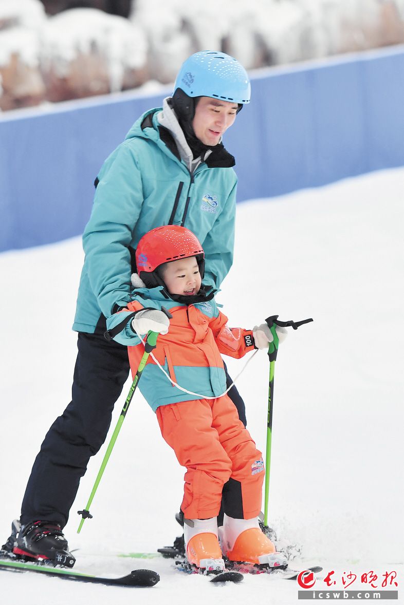 在懸浮于百米深坑之上的歡樂雪域里滑雪娛雪,，在懸崖上的歡樂水寨沖浪戲水，今年7月開始,，這樣的奇特游玩體驗在長沙成為現(xiàn)實,。長沙晚報全媒體記者 王志偉 攝