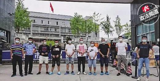 ▲7月16日，辦案民警和嫌疑人在懷化市看守所門口,。 警方供圖