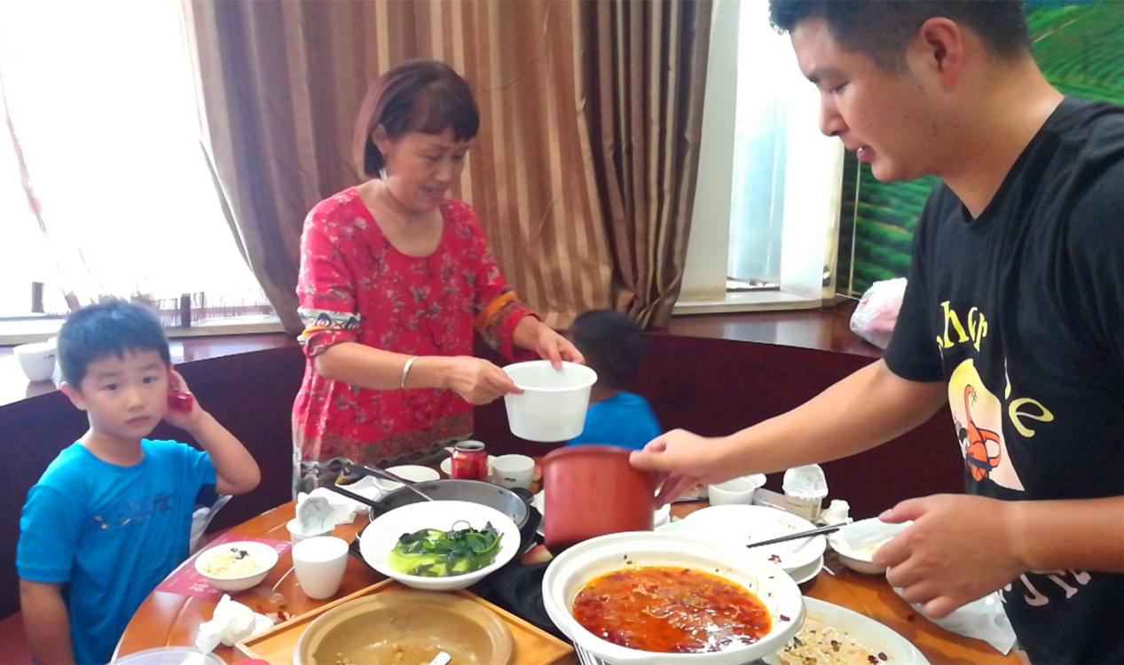 用餐完畢后,，食客主動把沒有吃完的菜品進(jìn)行打包。