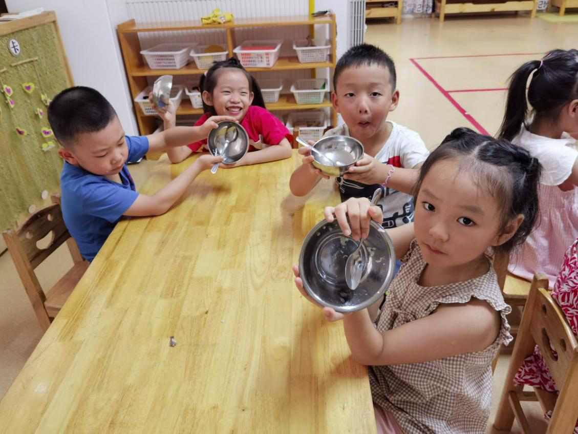 在恩瑞幼兒園，老師們通過兒歌,、古詩詞,、童話故事等潛移默化的引導(dǎo)，少打多添,、桌上不掉飯粒,、碗里不剩飯菜，已經(jīng)成為園里每個小朋友的生活日常,。
