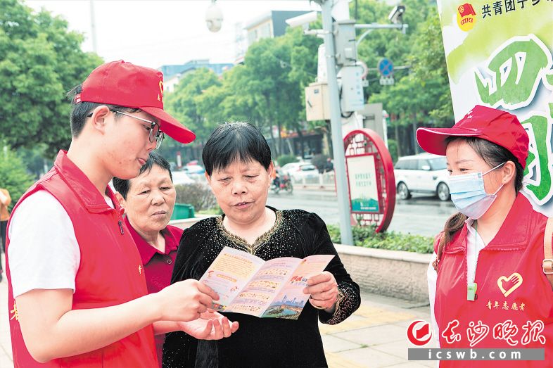 在寧鄉(xiāng)市人人樂廣場，青年志愿者向市民宣傳文明創(chuàng)建,。劉洋 攝