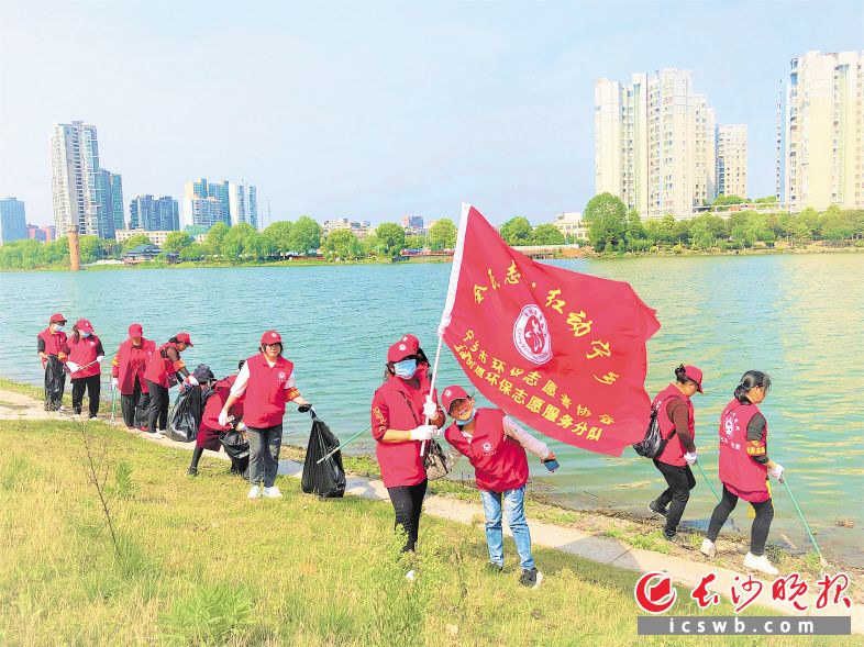 志愿者們揮灑汗水清除垃圾，為扮靚寧鄉(xiāng)母親河溈江貢獻(xiàn)一份力,。 張禹 彭威 攝