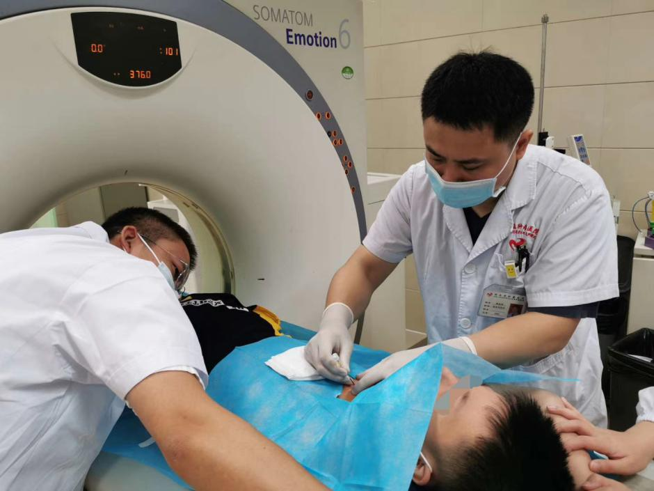 小家在接受肺部穿刺活檢,。醫(yī)院供圖