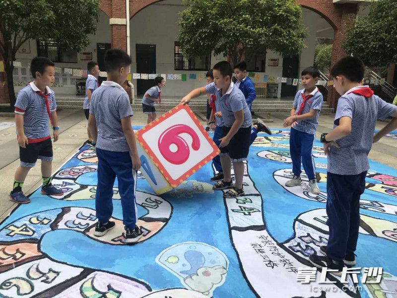 學生擲骰子,，在校園里走“安全棋”,。