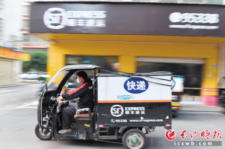 長沙城市的道路上,，每天有成千上萬快遞小哥駕駛著快遞車駛向目的地。 長沙晚報(bào)全媒體記者 王志偉攝