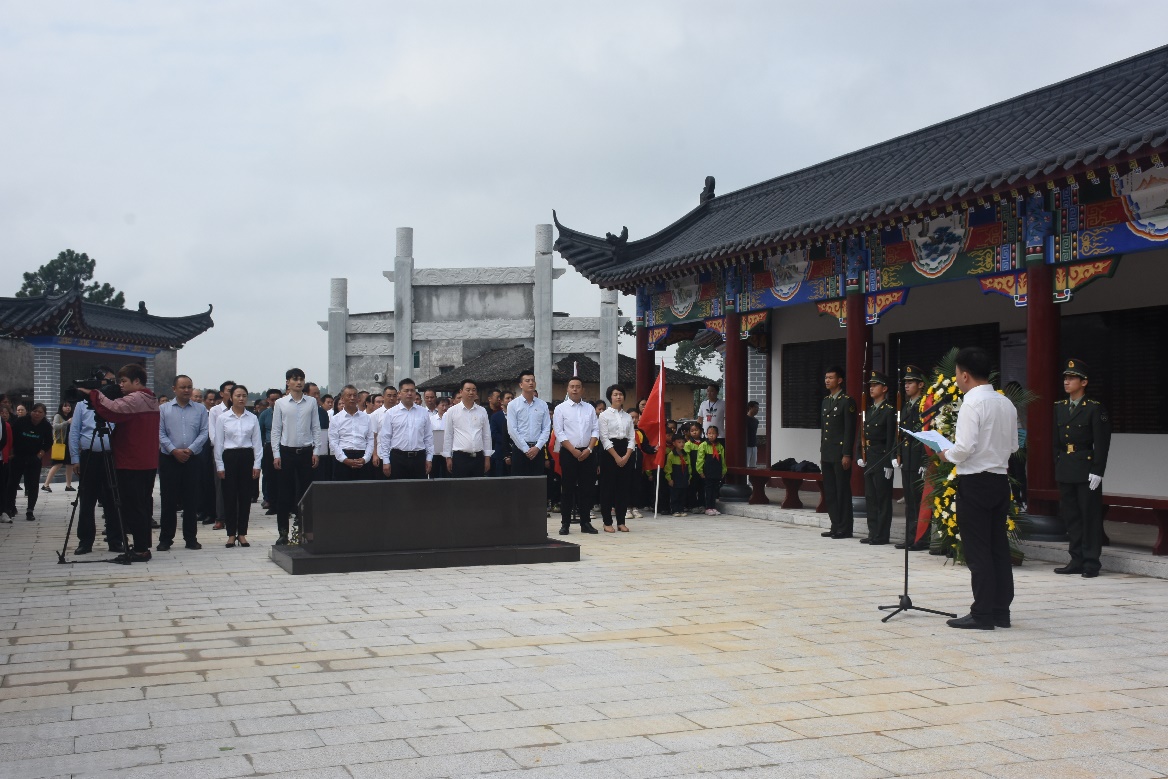 瀏陽市社港鎮(zhèn)在新落成的烈士陵園舉行烈士紀(jì)念日系列活動。均為長沙晚報通訊員林曉煒供圖