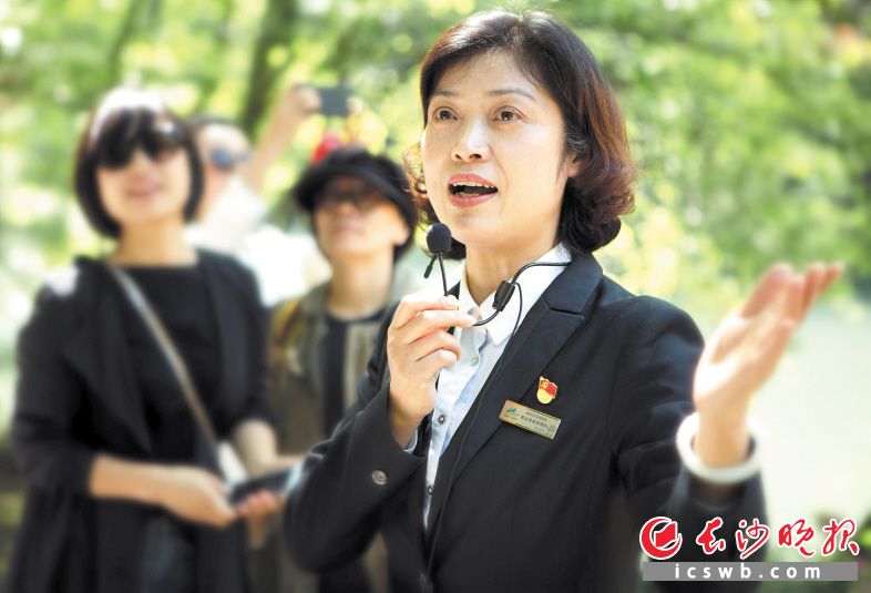 雖然已不是專(zhuān)職講解員,，但只要有需求,，謝宇虹仍會(huì)為大家耐心講解岳麓山的歷史文化。受訪(fǎng)者供圖