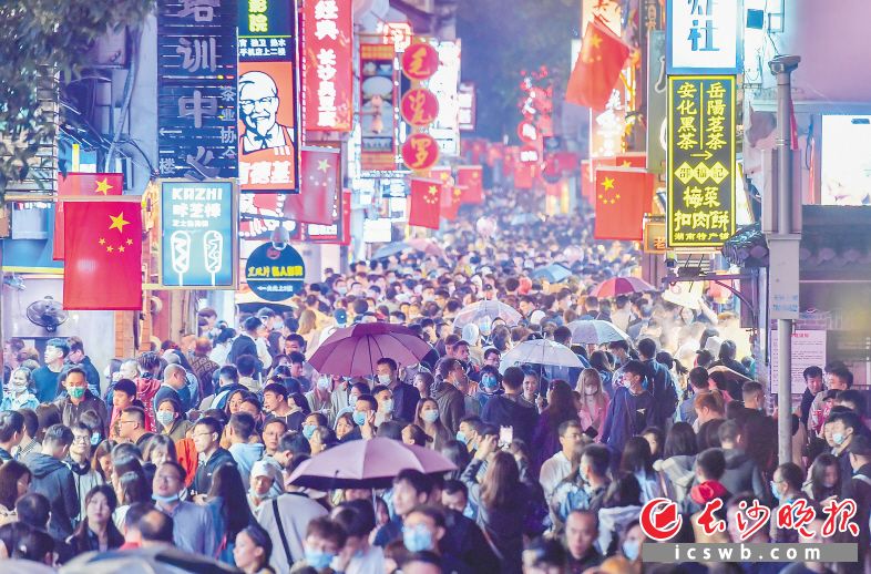 國(guó)慶假期里,，太平老街人頭攢動(dòng),，游客們邊賞夜景邊品美食。長(zhǎng)沙晚報(bào)全媒體記者 鄒麟 攝