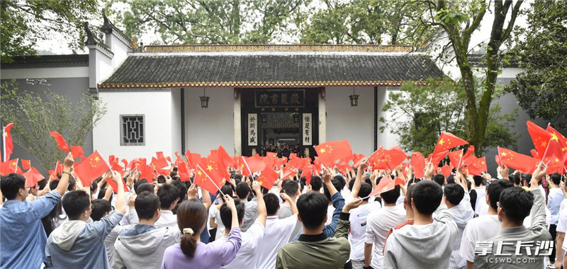 10月2日上午,，湖南大學(xué)部分學(xué)子齊聚岳麓書院舉行了“我的祖國(guó)”主題快閃活動(dòng),。長(zhǎng)沙晚報(bào)全媒體記者 余劭劼 攝