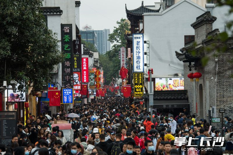太平街人潮涌動(dòng)。