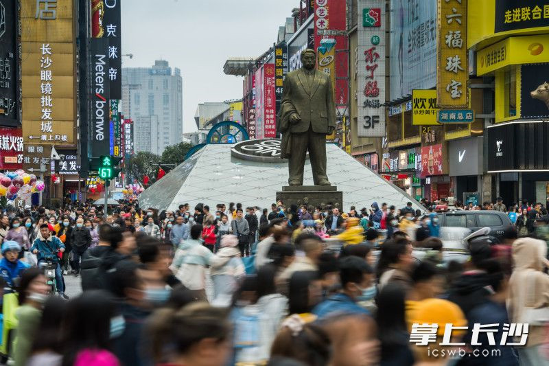 在解放路司門口人行通道，游客們通過紅綠燈路口,。