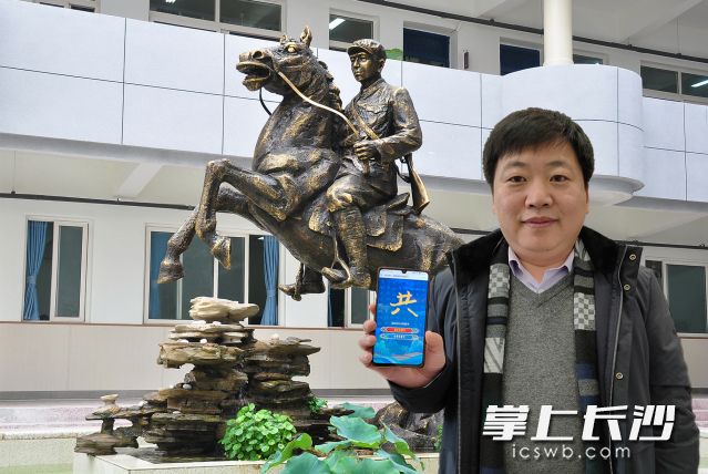 全國文明校園、長沙市育英學校校長周方苗推薦“共”字為2020湖南年度字,。長沙晚報全媒體記者 岳霞 攝