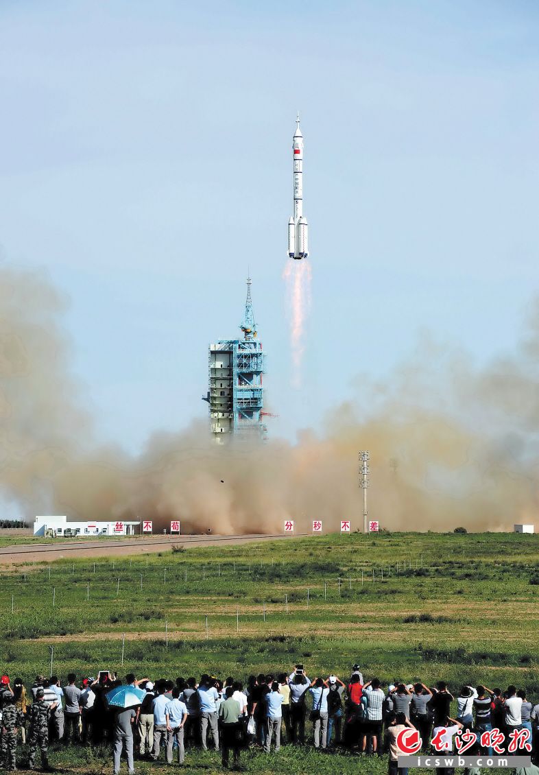 2013年6月11日17時(shí)38分,，神舟十號(hào)在甘肅酒泉衛(wèi)星發(fā)射中心成功發(fā)射,。長(zhǎng)沙晚報(bào)全媒體記者石禎專攝